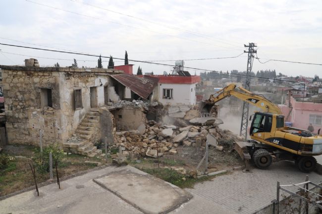Mersin'de metruk bina kontrollü şekilde yıkıldı