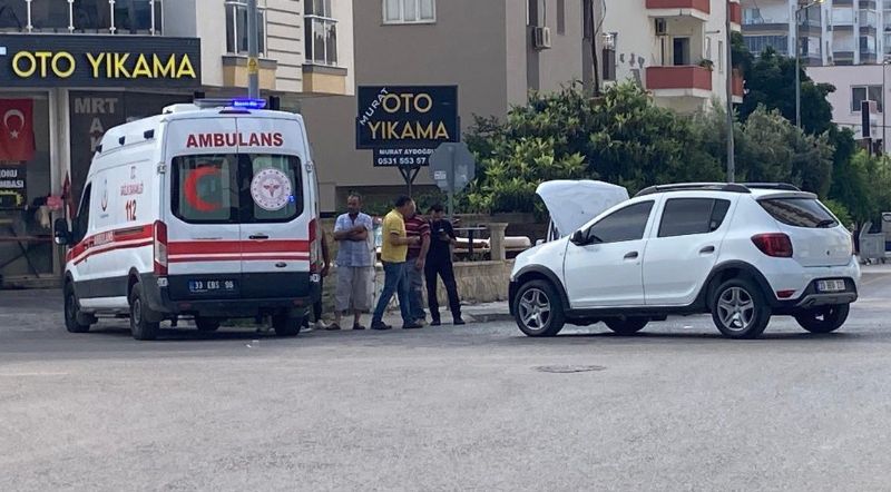 MERSİN'DE ARAÇLARIN KARIŞTIĞI KAZADA 2 YARALI