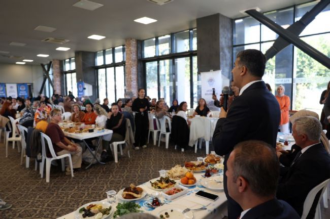 Akdeniz Kaymakamı ve Belediye Başkan Vekili Zeyit Şener, kursların özellikle kadınların üretime katılımında önemli bir rol üstlendiğini belirterek, "İlçemizdeki her kadının kendi yeteneğini keşfetmesini, bir beceri geliştirmesini ve bunu ister hobi ister gelir kaynağı olarak değerlendirmesini önemsiyoruz" dedi.
