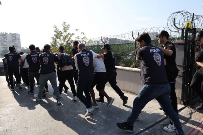 Deste deste para çıktı: Loca bileti satarak dolandırıcılık yapan 16 şüpheli yakalandı