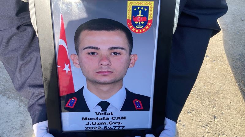 hastaliğa-yenİk-düşen-24-yaşindakİ-uzman-çavuş-törenle-son-yolculuğuna-uğurlandi