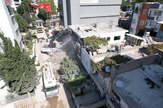 Akdeniz'de metruk yapılar yıkılıyor