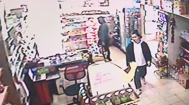 MERSİN’DE KAMERALARA YANSIYAN HIRSIZLIK OLAYINDA BİRİ OYALADI, DİĞERİ ÇALDI