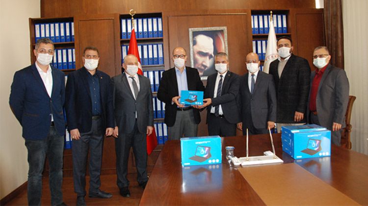 SİLİFKE'DE İHTİYAÇ SAHİBİ 60 ÖĞRENCİYE TABLET BİLGİSAYAR DAĞITILDI