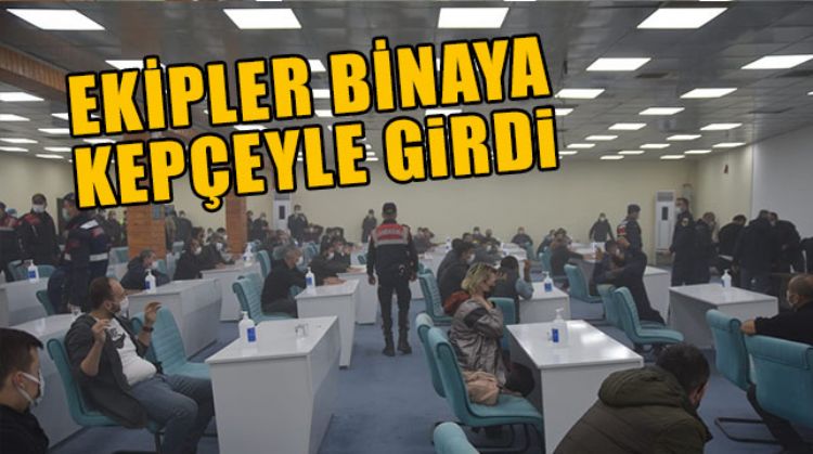 MERSİN'İN TARSUS İLÇESİNDE KEPÇEYLE DUVARI YIKILARAK GİRİLEN BİNADA 89 KİŞİ KUMAR OYNARKEN YAKALANDI