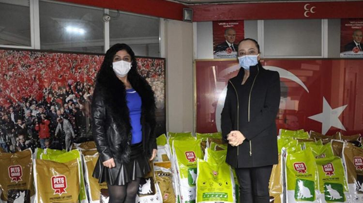 MERSİN’DE MHP İL TEŞKİLATINDAN SOKAK HAYVANLARINA MAMA DESTEĞİ