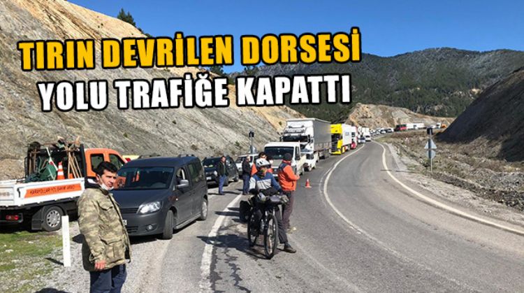 ANTALYA-MERSİN KARAYOLUNDA DEVRİLEN TIRIN DORSESİ YOLU TRAFİĞE KAPATTI