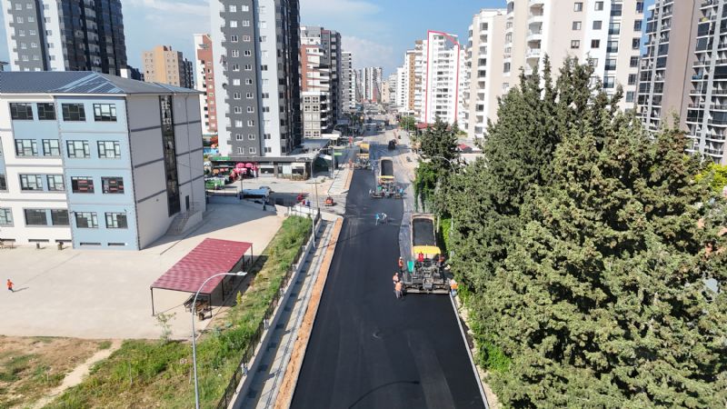 BÜYÜKŞEHİR GAZİ PAŞA CADDESİ’NDE 2 BİN 300 METRELİK YOLU YENİLEDİ