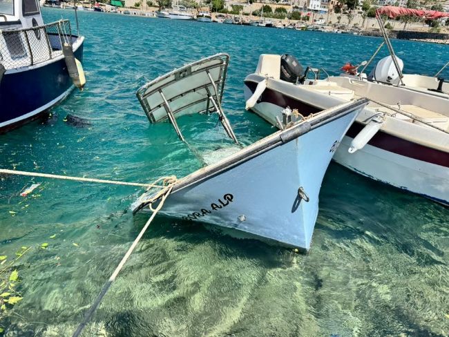 Aydıncık’ta fırtına ve poyraz felaketi; İki tekne battı