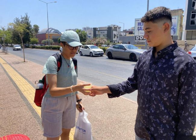 Limonata satarak hayaline yürüyor