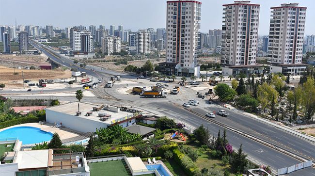 MERSİN'DE 36. CADDE İLE 13. CADDE KESİŞİMİ TRAFİĞE KAPATILDI