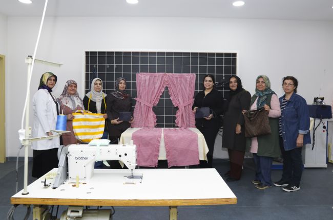 ÖZEL BİREY ANNELERİ BÜYÜKŞEHİR İLE HEM SOSYALLEŞİYOR HEM EL İŞİ ÖĞRENİYOR
