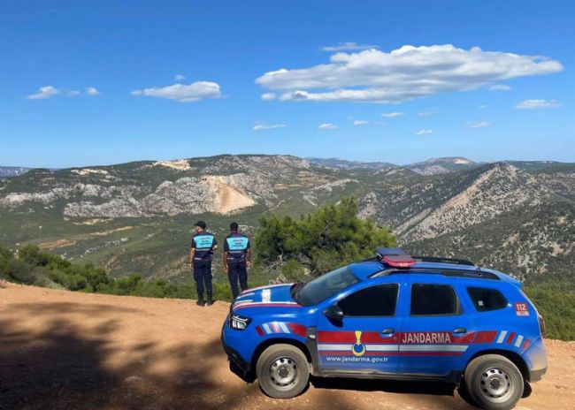 Jandarma, yangınlara karşı ormanları havadan ve karadan denetliyor