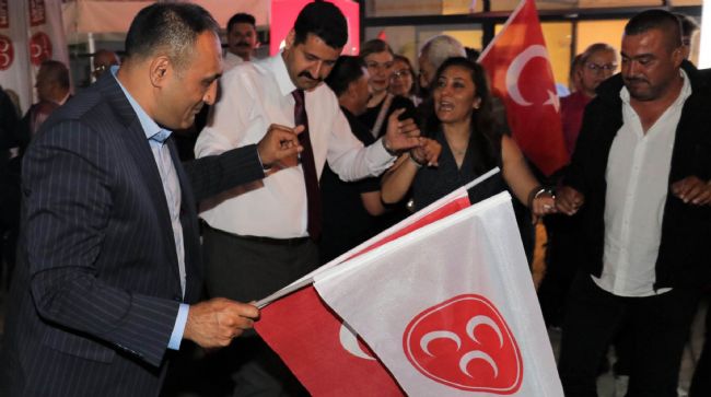 CUMHURBAŞKANI ERDOĞAN’IN ZAFERİ TOROSLAR’DA COŞKUYLA KUTLANDI