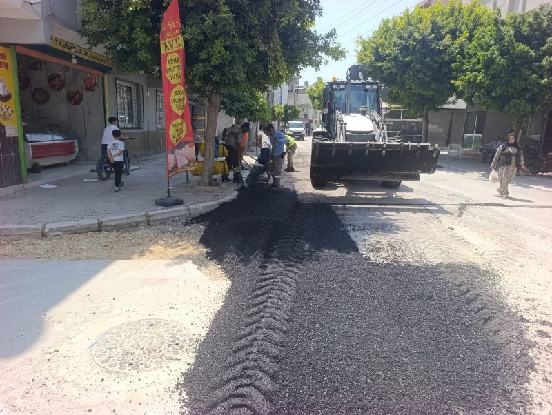 AKDENİZ’DE ALTYAPI ÇALIŞMALARI SONRASI BOZULAN YOLLAR ASFALTLANIYOR