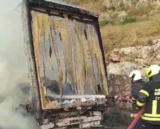Tarsus'ta cam yüklü tır yandı