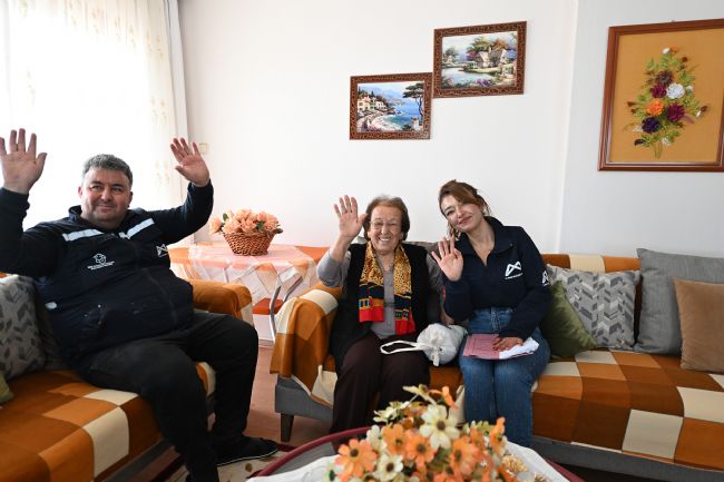 MERSİN BÜYÜKŞEHİR, “YAŞLI DESTEK HİZMETLERİ” İLE YAŞ ALMIŞLARIN EVİNDE BİR SES OLUYOR