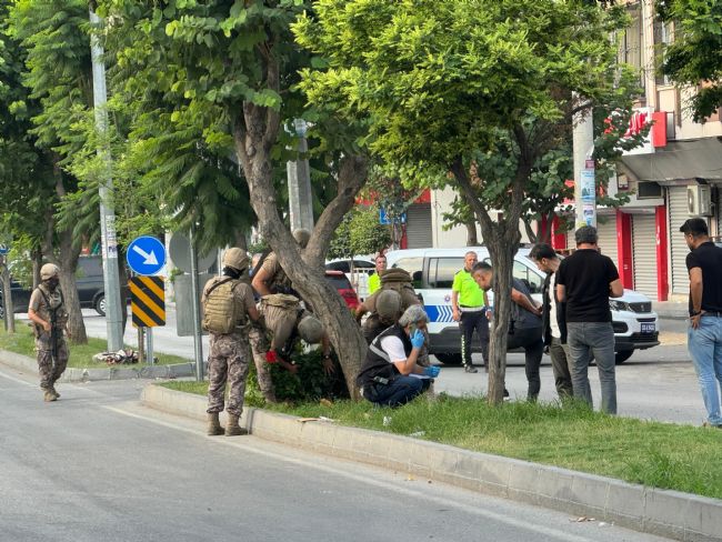 Mersin'de karakol önünde havaya ateş açan şahsı özel harekat polisi vurdu