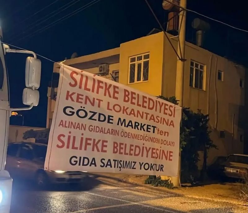silifke’de-kent-lokantası-krizi:-ödemesini-alamayan-esnaf-caddeye-pankart-astı