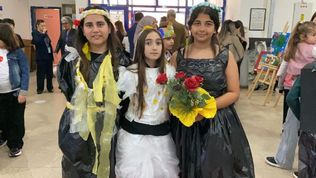 ÖĞRENCİLER GERİ DÖNÜŞÜM DEFİLESİYLE ÇEVRE BİLİNCİNE DİKKAT ÇEKTİ