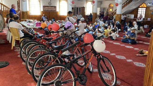 Mersinli imam, çeyrek asırdır çocukları ödüllendiriyor