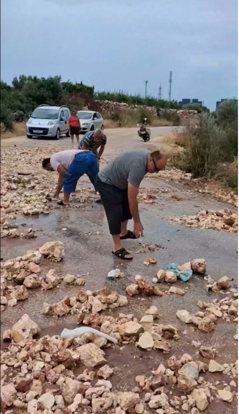 Erdemli'de yağış sonrası ulaşım çilesi: Vatandaşlar yolu elleriyle temizledi