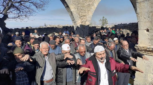 MERSİN’DE YAĞMUR DUASINA ÇIKILDI