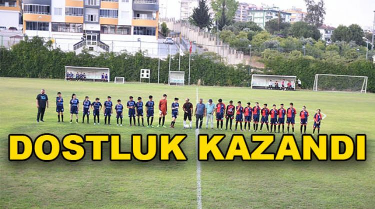 SURİYELİ VE TÜRK ÇOCUKLAR YEŞİL ÇİMLERDE BİRLİKTE TER DÖKTÜ