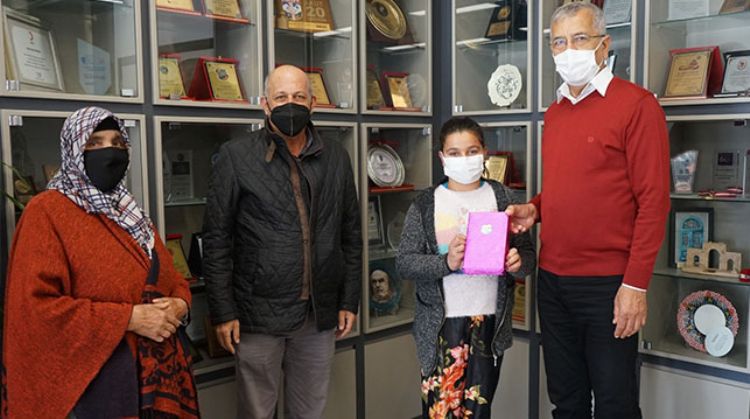 MEZİTLİ'DE İHTİYAÇ SAHİBİ 8 ÇOCUĞA TABLET DAĞITILDI