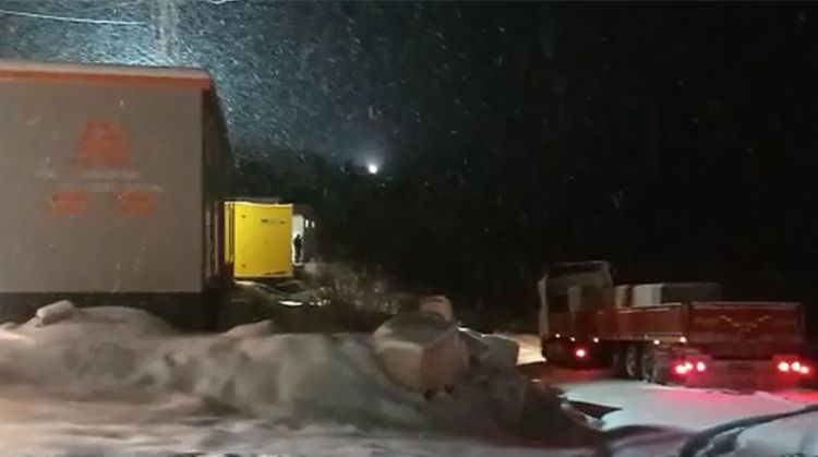 ERDEMLİ’DE YOĞUN KAR YAĞIŞI NEDENİYLE MAHSUR KALAN 10 TIR KURTARILDI