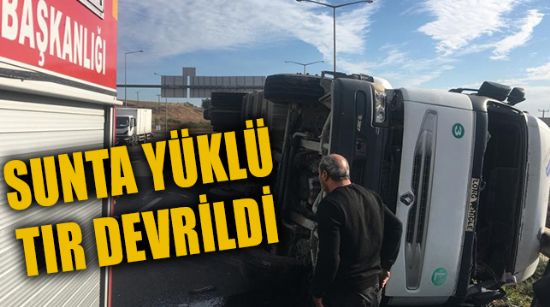 SUNTA YÜKLÜ TIR DEVRİLDİ