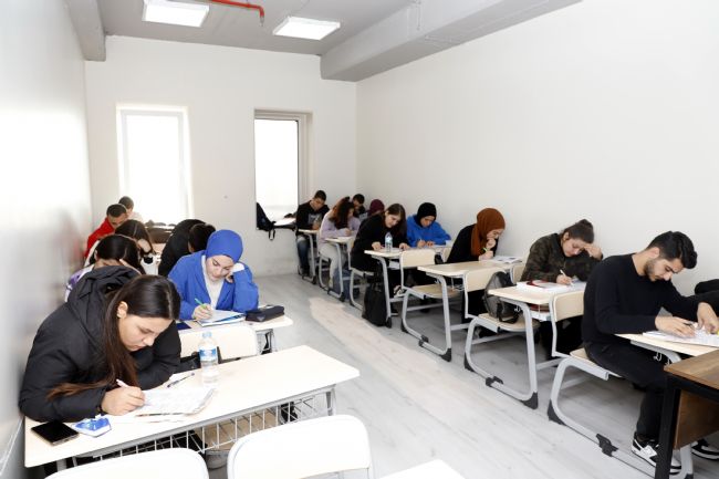 Akdeniz Belediyesi Etüt Merkezi kazandırıyor
