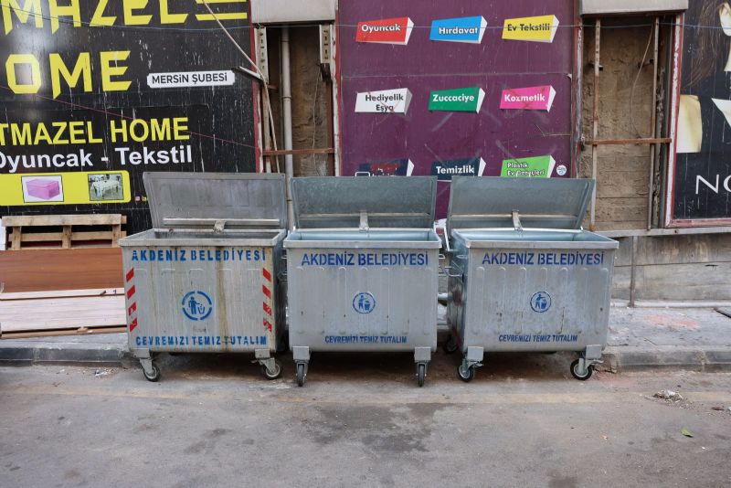 AKDENİZ’DE YIPRANAN ÇÖP KONTEYNERLERİ YENİLENİYOR