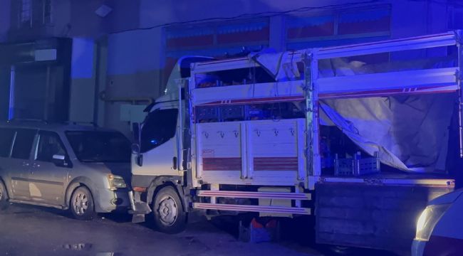 Genç kız, 4. kattan kamyonet kasasına düşüp ağır yaralandı