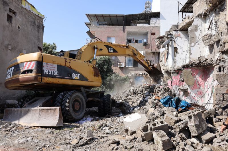TOROSLAR’DA METRUK YAPILAR TEMİZLENİYOR