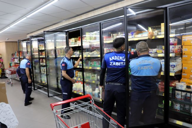 Akdeniz zabıtası zincir marketleri denetledi