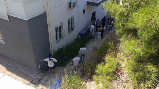 Balkona hortumla inmek isterken hayatını kaybetti