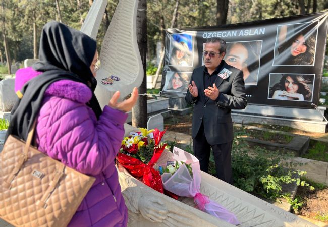 Özgecan Aslan ölümünün 11'inci yılında mezarı başında dualarla anıldı