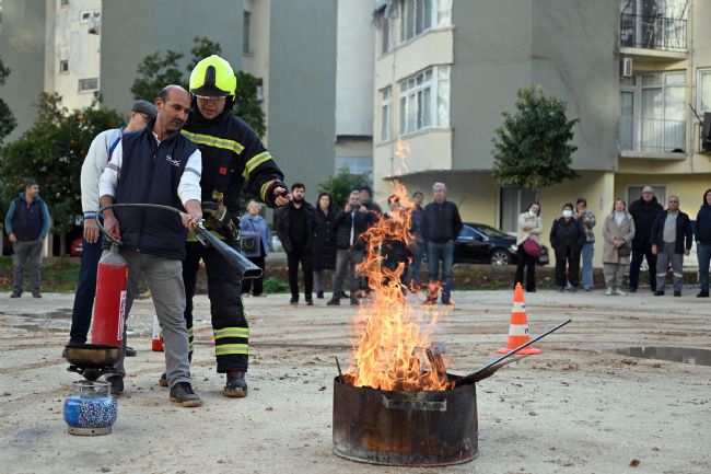 Mersin İtfaiyesi, Afet ve Yangın Risklerine Karşı Vatandaşları Bilgilendiriyor