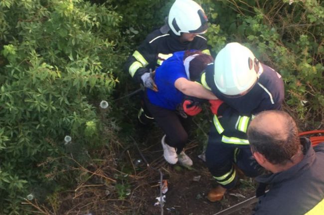 Tarsus'ta kontrolden çıkan araç yan yattı: 2 yaralı