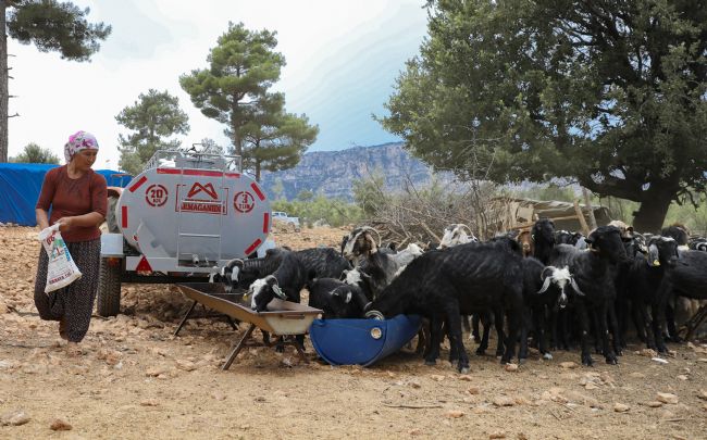 Yörüklere su tankeri desteği