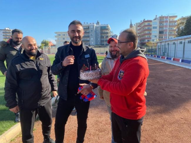 Selçuk Şahin’e yıllar önce futbola başladığı Silifke’de doğum günü sürprizi