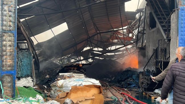 Mersin'deki plastik ham madde deposunda çıkan yangın kontrol altına alındı