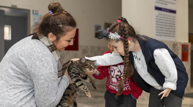 MİNİK ELA'YA 'KEDİ EVİ' SÜRPRİZİ