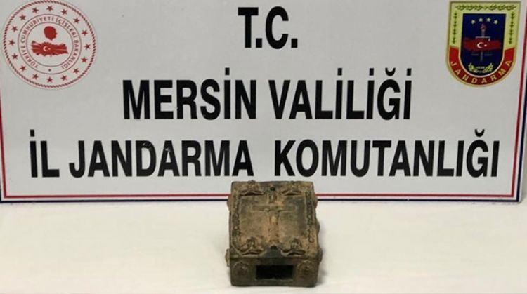 MERSİN'DE İÇERİSİNDE EL YAZMASI TARİHİ KİTAP BULUNAN BRONZ SANDIK ELE GEÇİRİLDİ