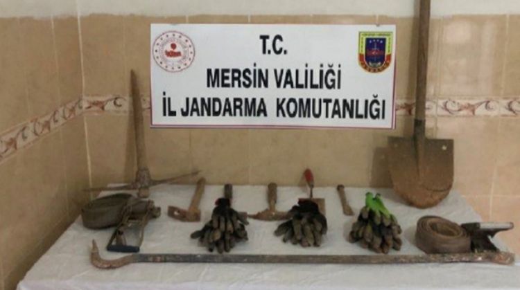 MERSİN’DE DEFİNE AVCILARI SUÇÜSTÜ YAKALANDI
