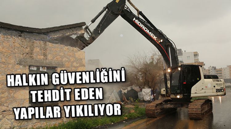 ERDEMLİ’DE METRUK BİNALAR YIKILIYOR