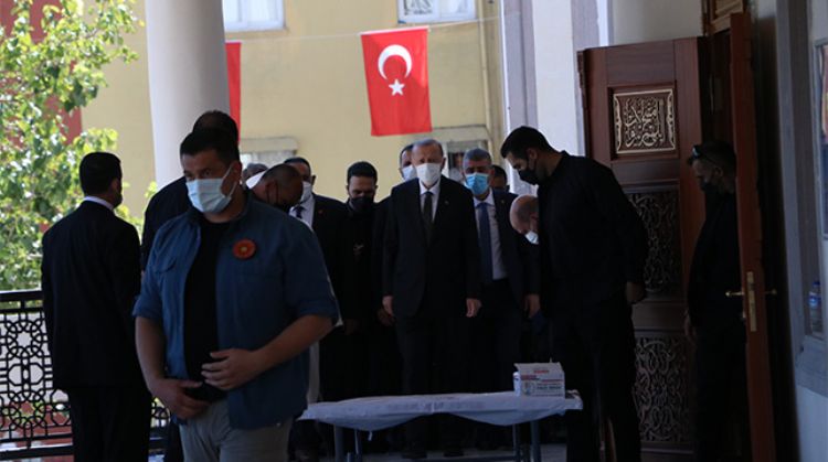 CUMHURBAŞKANI ERDOĞAN, CUMA NAMAZINI TOROSLAR’DA EMİR SULTAN CAMİİNDE KILDI