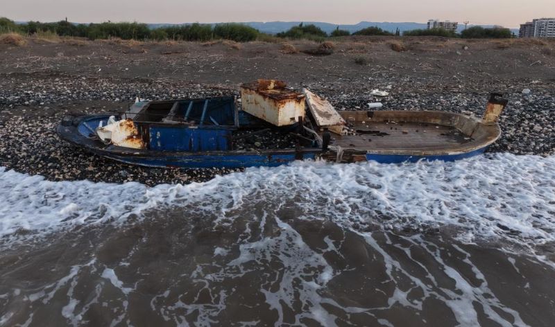 Caretta cerattaların yuvalama alanındaki kıyıya batık tekne vurdu