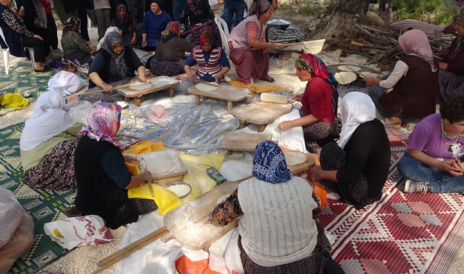 Yörük köyünde imece usulü yöresel yemeklerle gastronomi şenliği
